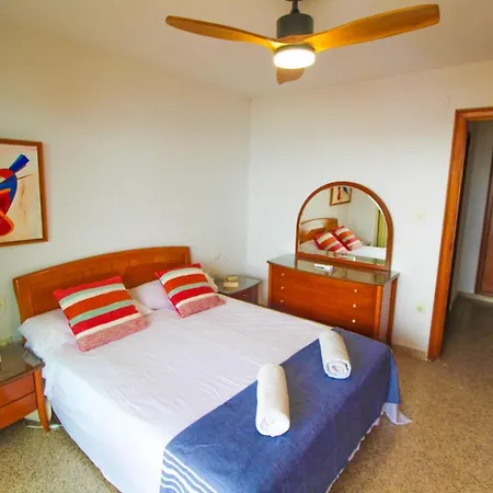 Vistas Al Mar: Beachfront Getaway With Pool And Sports Facilities Alicante