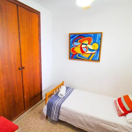 Apartment Vistas Al Mar: Beachfront Getaway With Pool And Sports Facilities *