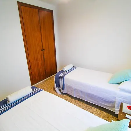 Apartment Vistas Al Mar: Beachfront Getaway With Pool And Sports Facilities *