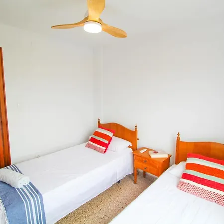 Apartment Vistas Al Mar: Beachfront Getaway With Pool And Sports Facilities Alicante
